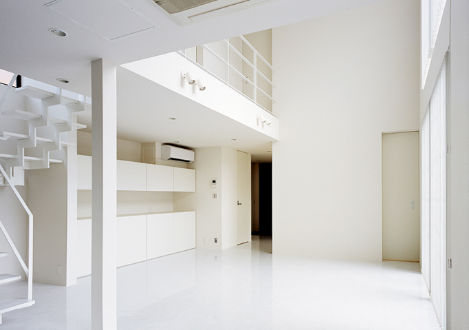 家族の声が通る開放的なリビング