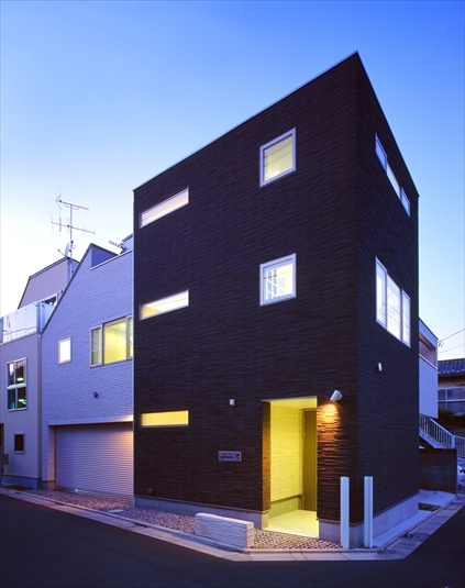 黒い外観の優しい光