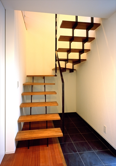 ステップから漏れる柔らかな光