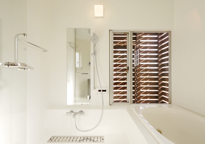 洗練された白いバスルーム