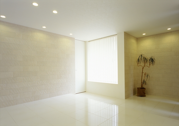 光を反射する床材