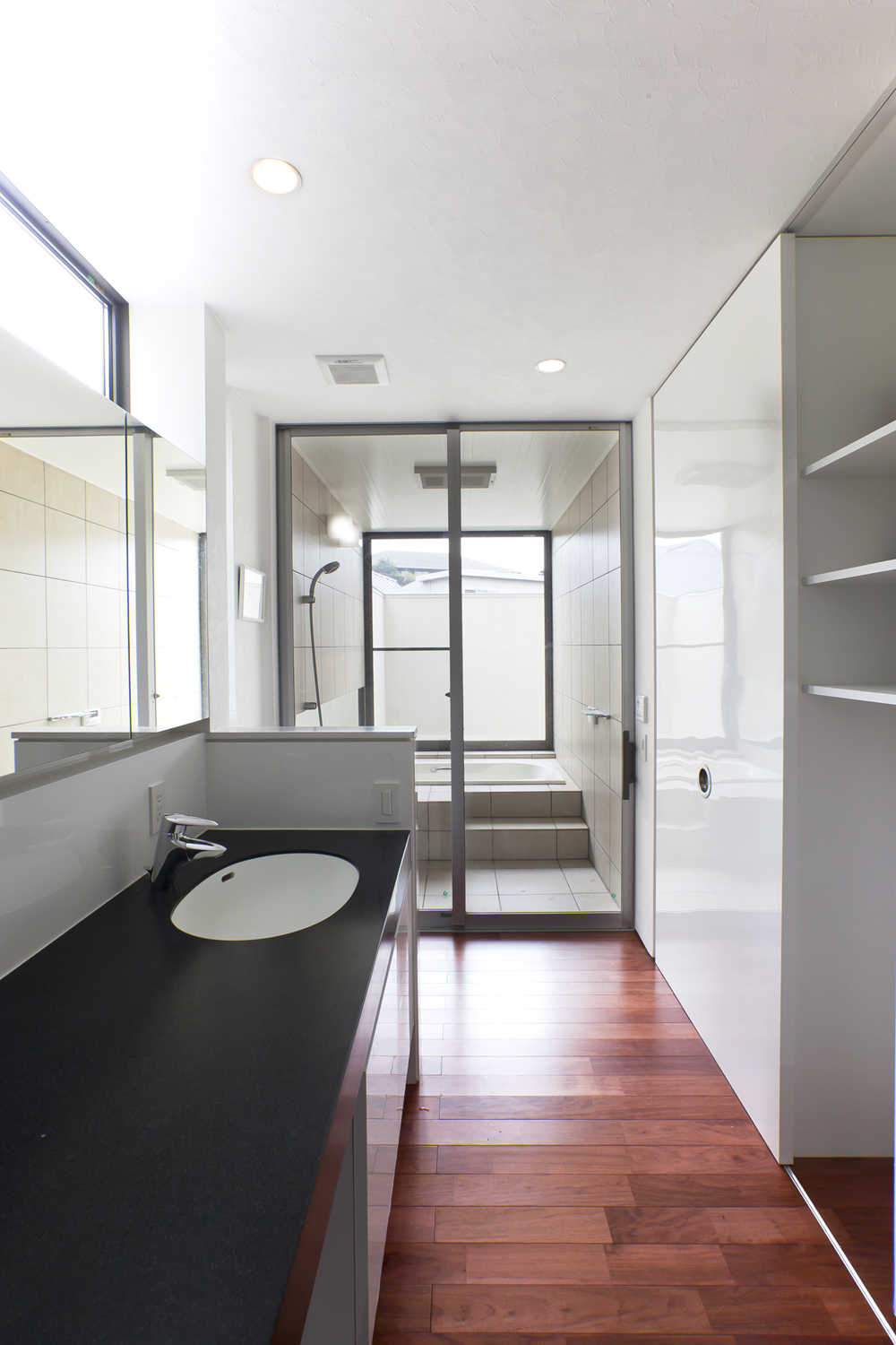 ガラスの見せ方ひとつで大空間が広がる、リゾートホテルのような浴室