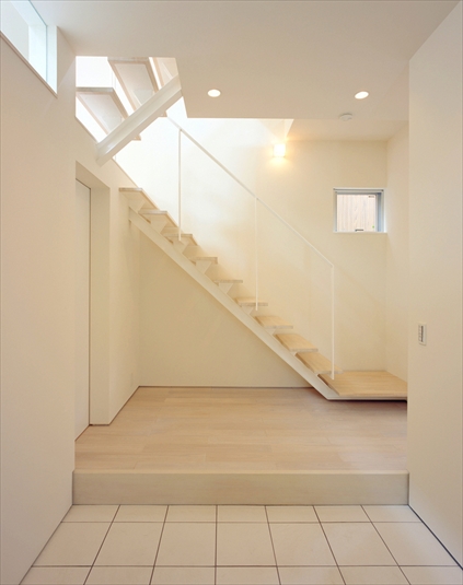 玄関の床も白で統一した空間