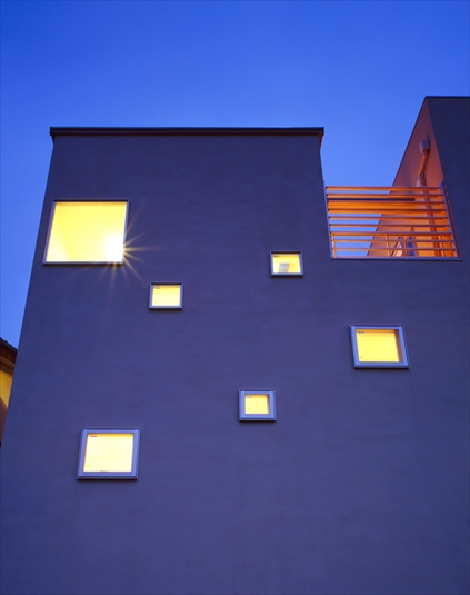 ランダムな窓が目を引く外観