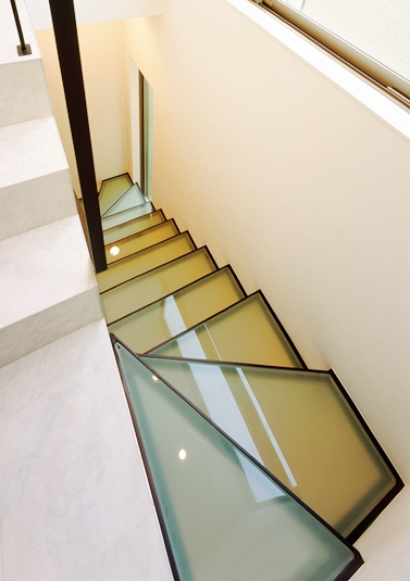光をとおすガラスの階段
