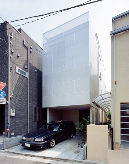 金属パネルで覆われたクールな外観