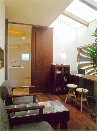 台所横の明るいサンルーム