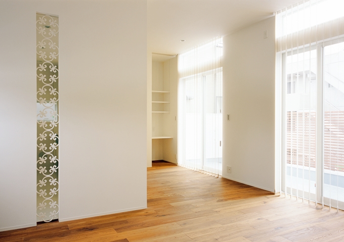 たっぷりと光が差し込む大きな窓