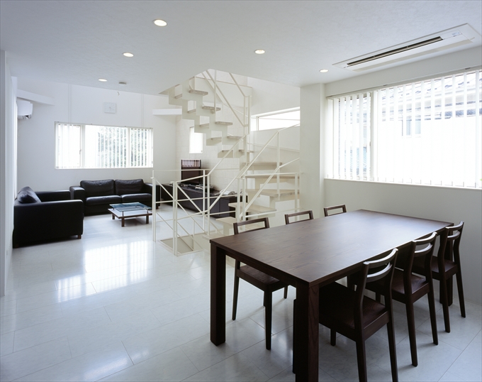 ダイニングからリビングを見る