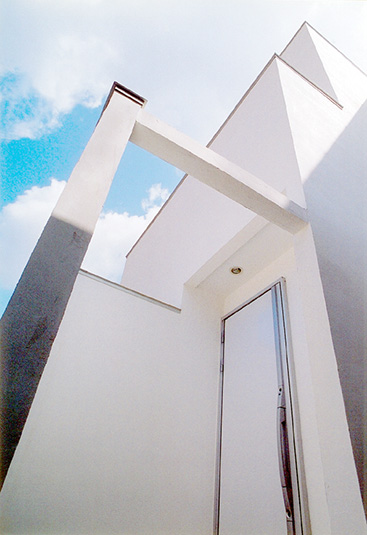 白くスタイリッシュな玄関