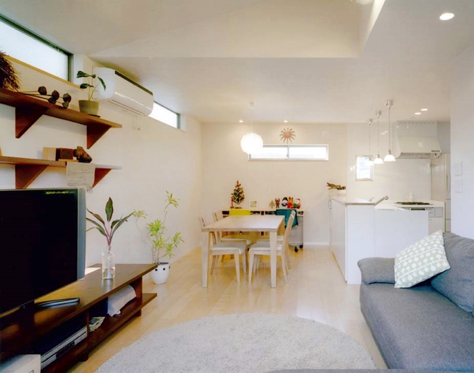 ハイサイドライトで明るい白いリビング