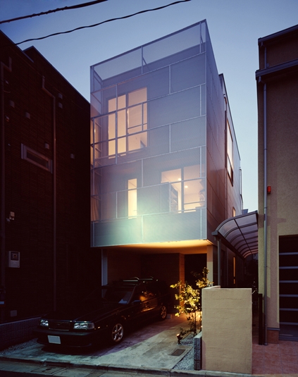 金属パネル越しの灯りがやさしい夕景