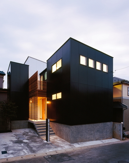 整然と並んだ窓に光がともる