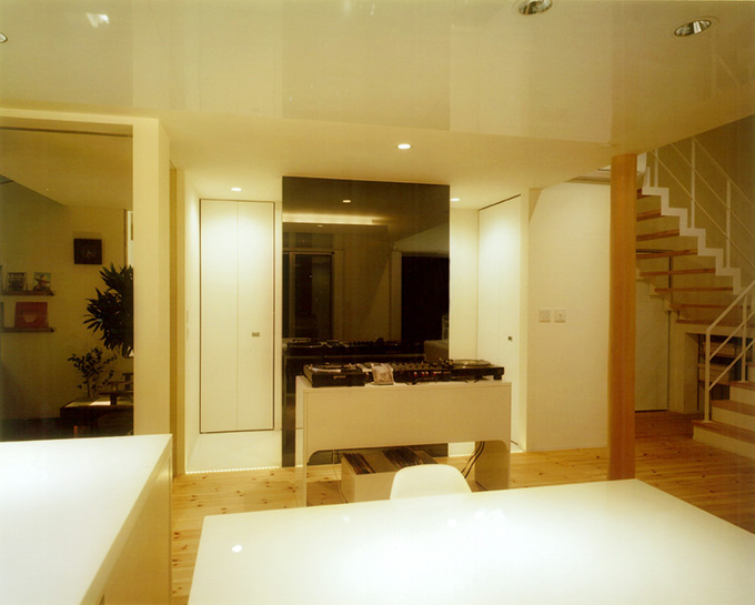 優しい照明に照らされるリビング