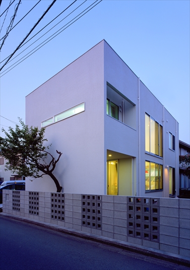 優しい光の漏れる外観