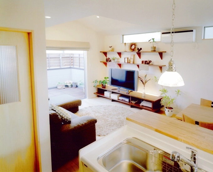 キッチンからリビング、バルコニーへと続く