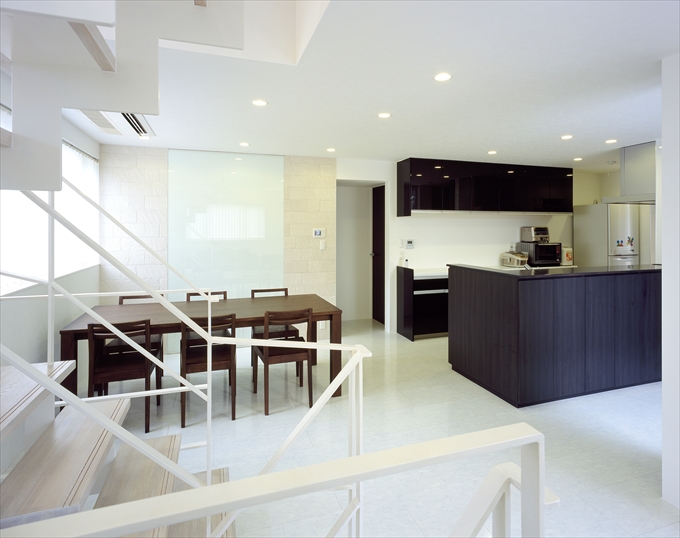 光の映る壁を設けたダイニング