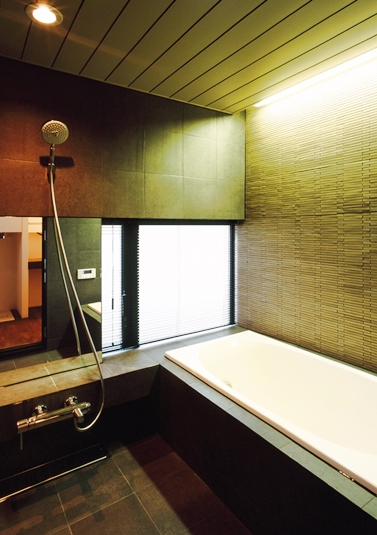 トーンを抑えたラグジュアリーなバスルーム