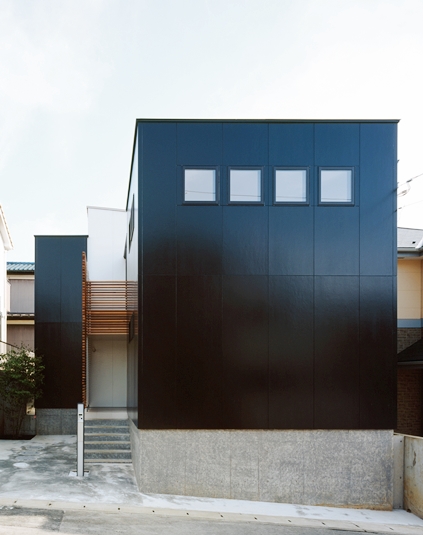 モノトーンでまとめたスタイリッシュな外観