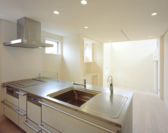 開放的なシルバーとホワイトのキッチン