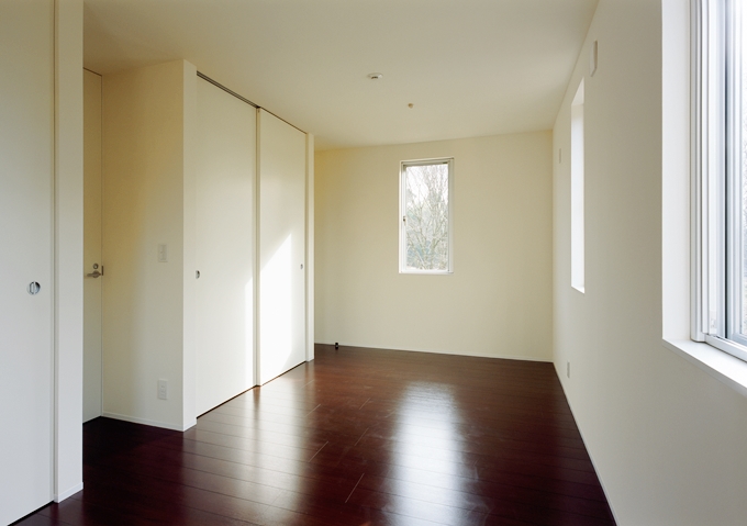 すっきりと白で揃えた建具