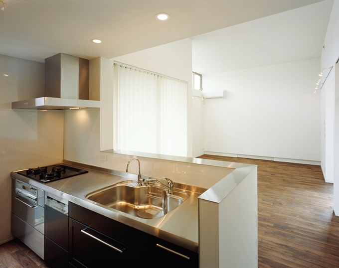 キッチンからリビングを眺める