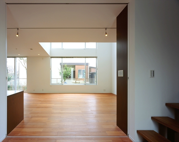 階段下から窓の外を見る