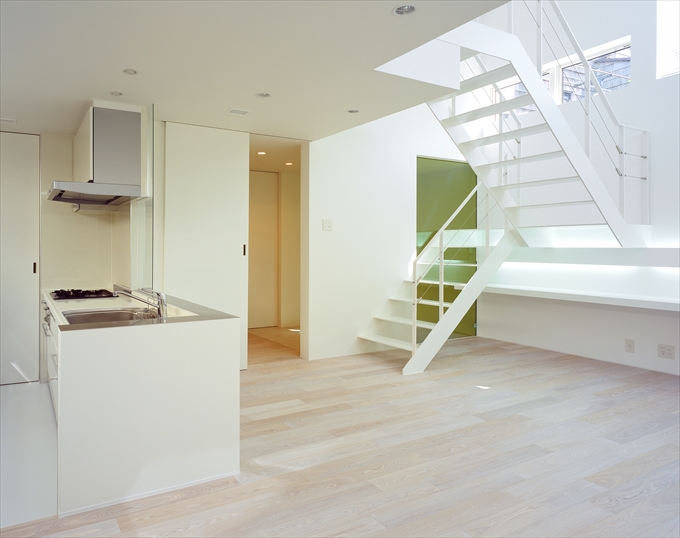 ステップの隙間から入る光