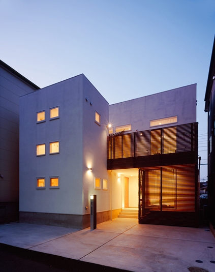 オレンジ色の灯りがこぼれる夕景