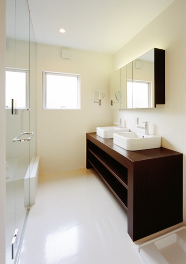 白と濃茶を基調としたシンプルな洗面