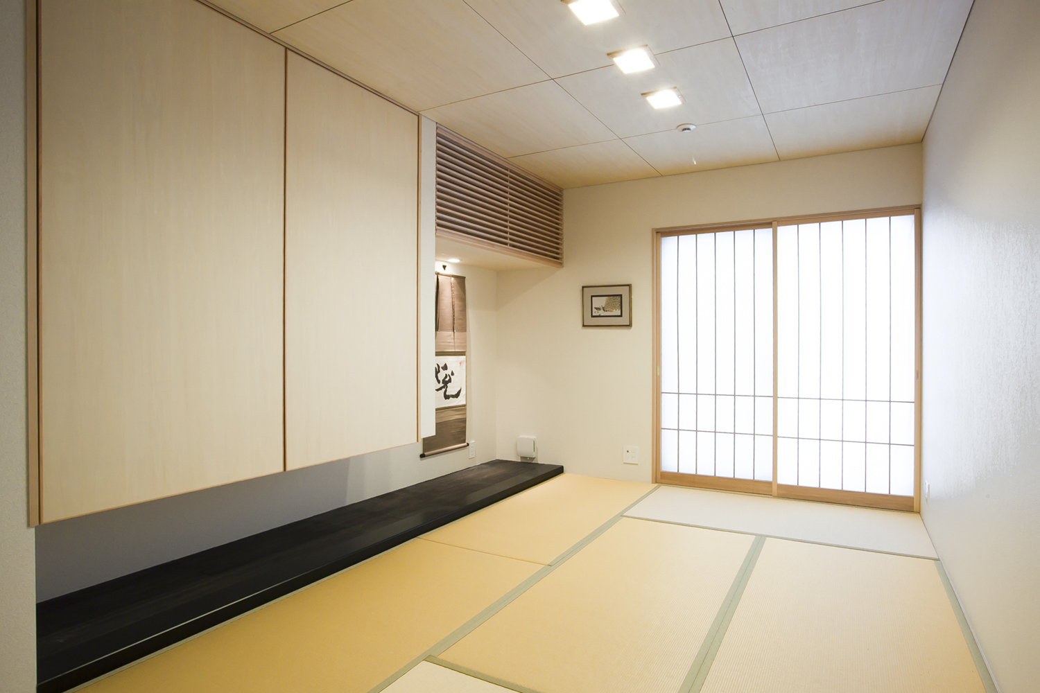 浮き収納で足元をすっきりさせ、室内の大きさをより広く見せる和室