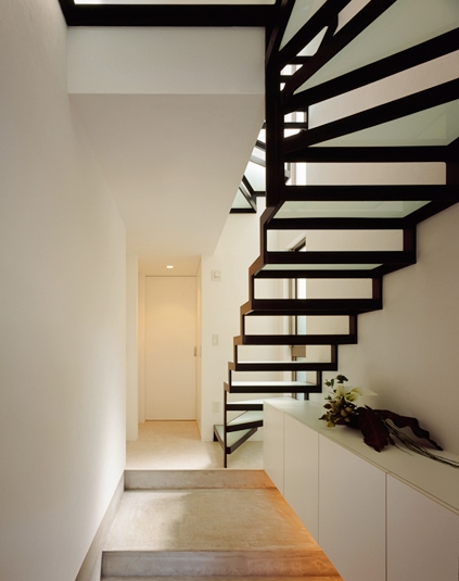 幾何学模様のような階段が迎える玄関