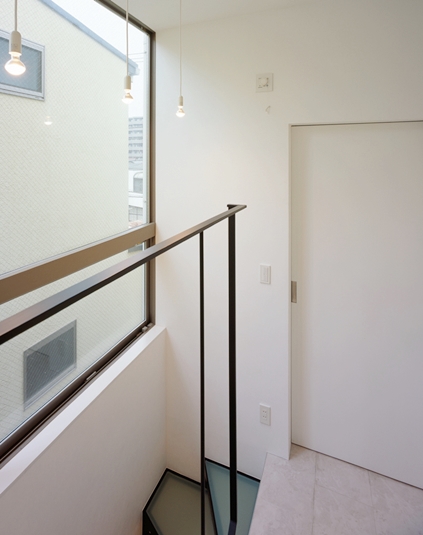 階段を登りきると大きな窓