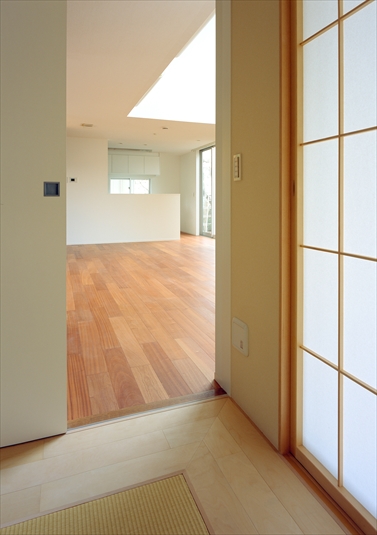 和室から見るリビングルーム
