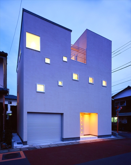 温かい光が漏れる外観