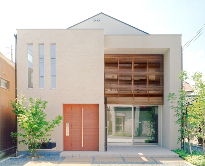 住宅街に馴染む外観