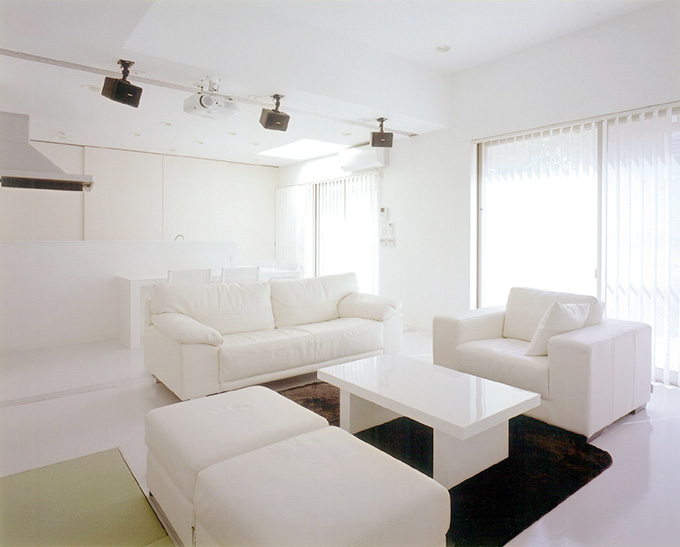 白で統一された真白なリビング