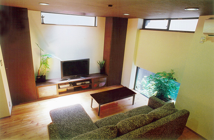 上下の採光窓で明るいリビング