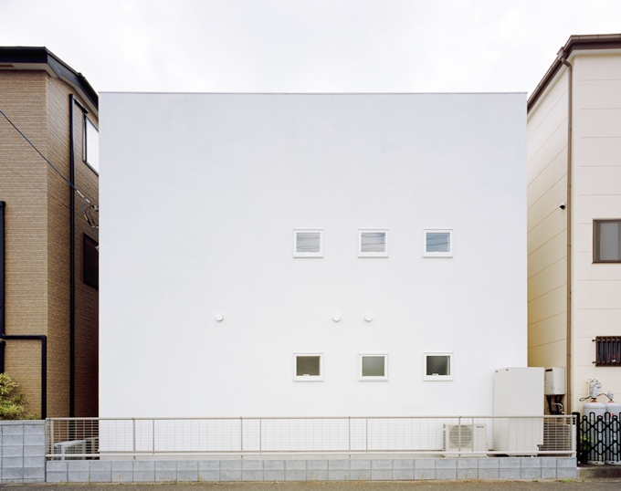 整然と小窓が並ぶ外観