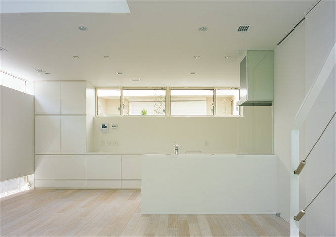 ハイサイドライトと収納のバランスがとれたキッチン