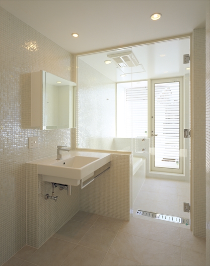 浴室の光が入る洗面スペース