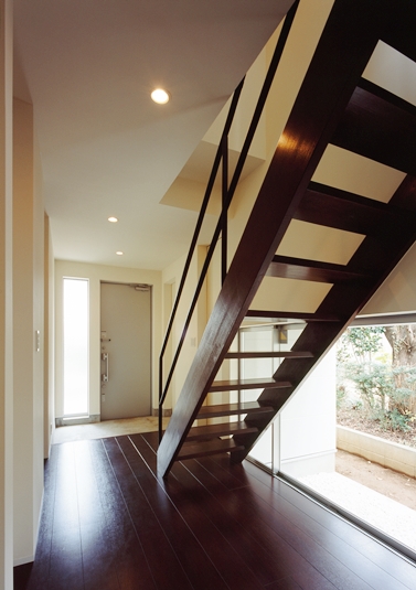 落ち着いた玄関を演出する低い窓