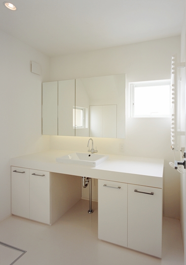 窓からの光が反射する真っ白な洗面