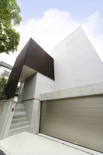 白とシルバーと黒の濃淡がモダンな外観