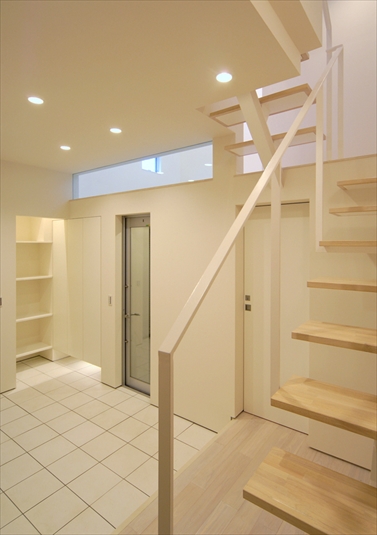 ハイサイドライトで明るい玄関スペース