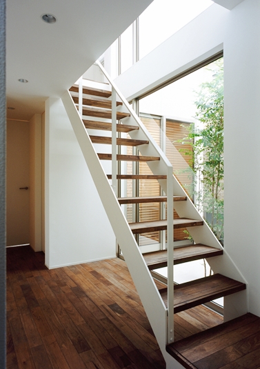 ダークブラウンの木目が美しい階段