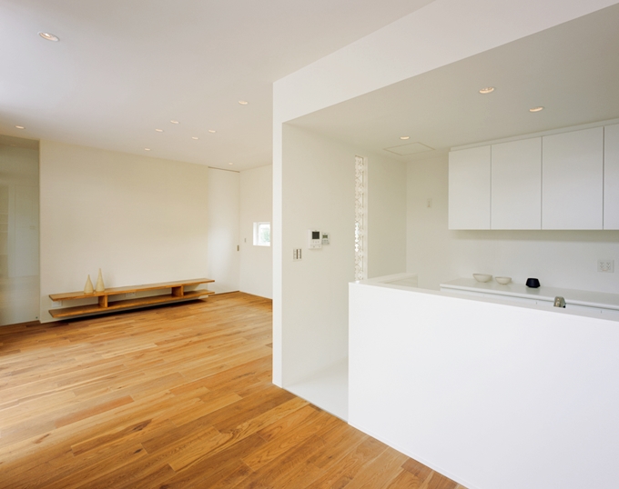 やや天井を低くして変化を付けた白いキッチン