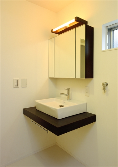 浮いたように見えるすっきりとした洗面台