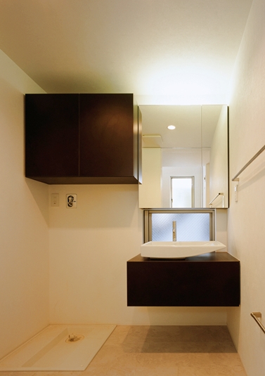 浮かぶ濃茶の洗面台