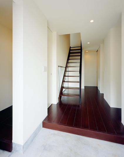 玄関から階段を眺める